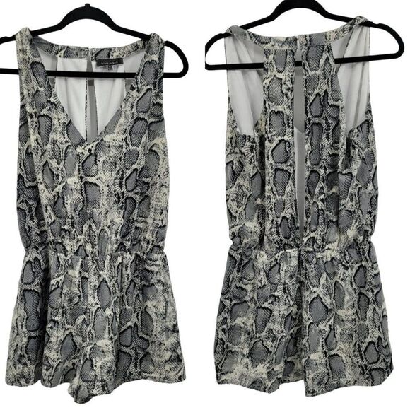 Blue Blush‎ Shorts Romper M Gray Snake Print Keyhole Open Back Sleeveless Baddie - Picture 2 of 13